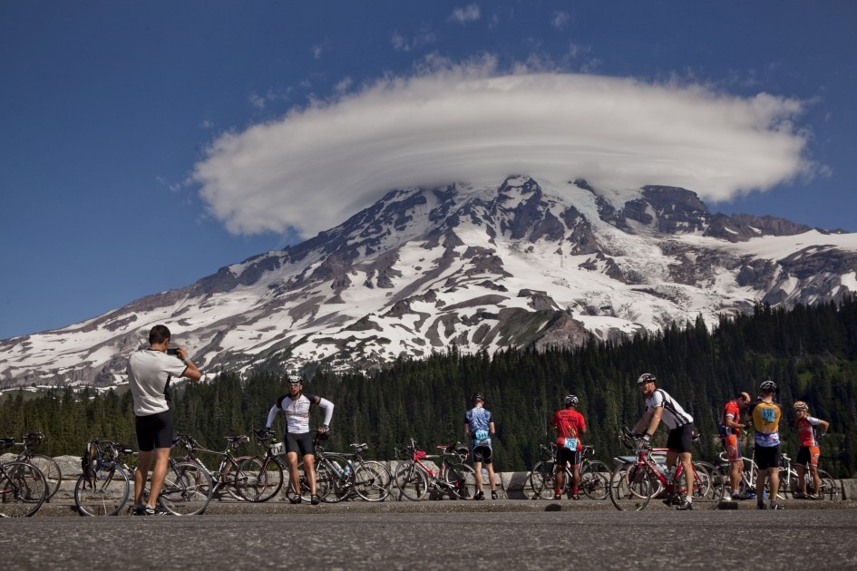 road cyclists at RAMROD ride around mount rainier in one day