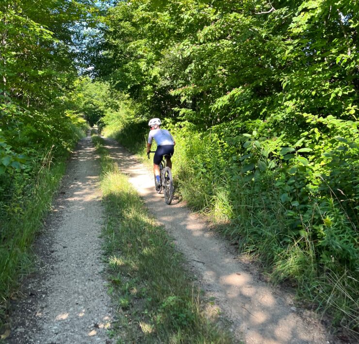 gravel cyclist at blue mountains gravel fondo