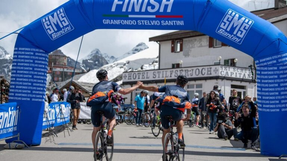 gf-2022-stelvio Finishers at the top of Stelvio Pass