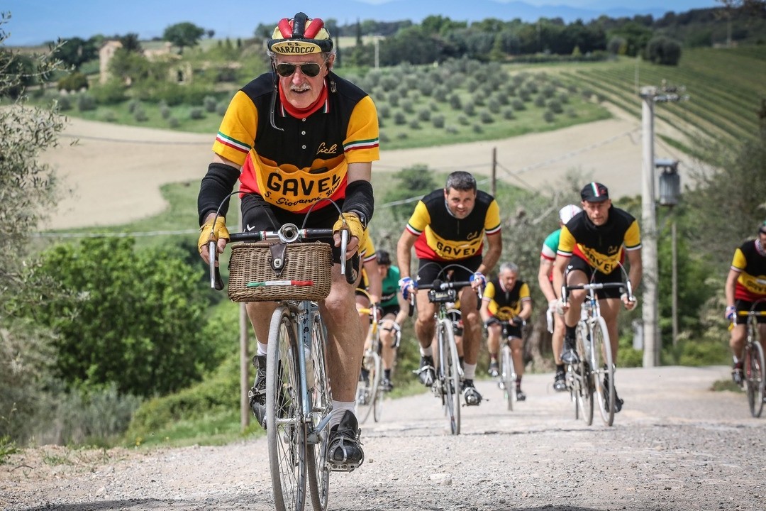 gravel cyclists at l'eroica