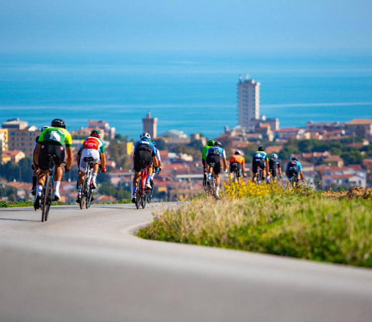 Riders on a descent to the sea in 5 Mila Marche