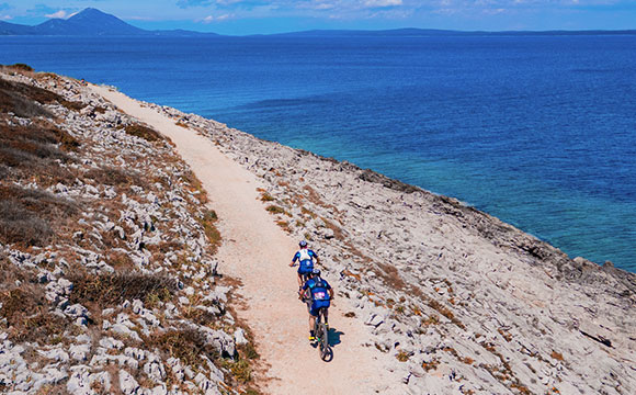 4-islands-new-header-S MTB riders on shoreline trail