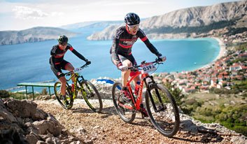 TS5_4-Island-MTB-Stage-Race_Cycle-Croatia Team on ascent above sea