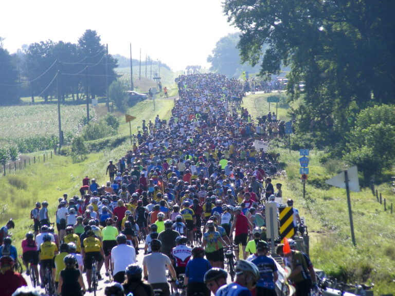 Throngs of riders in RAGBRAI