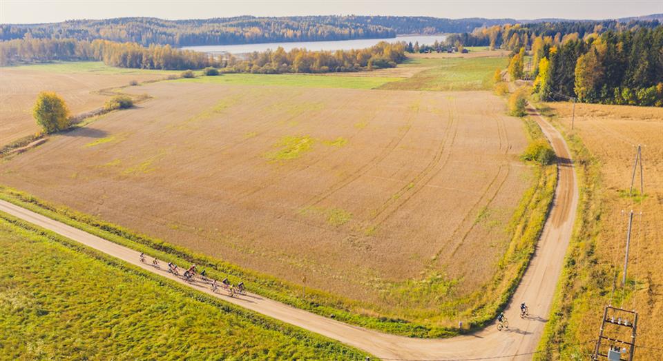 Overhead shot of riders on trail during Falling Leaves Lahti gravel race.
