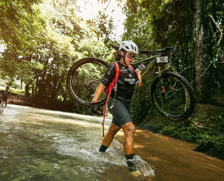 Cruce Del Istmo participant crossing a stream