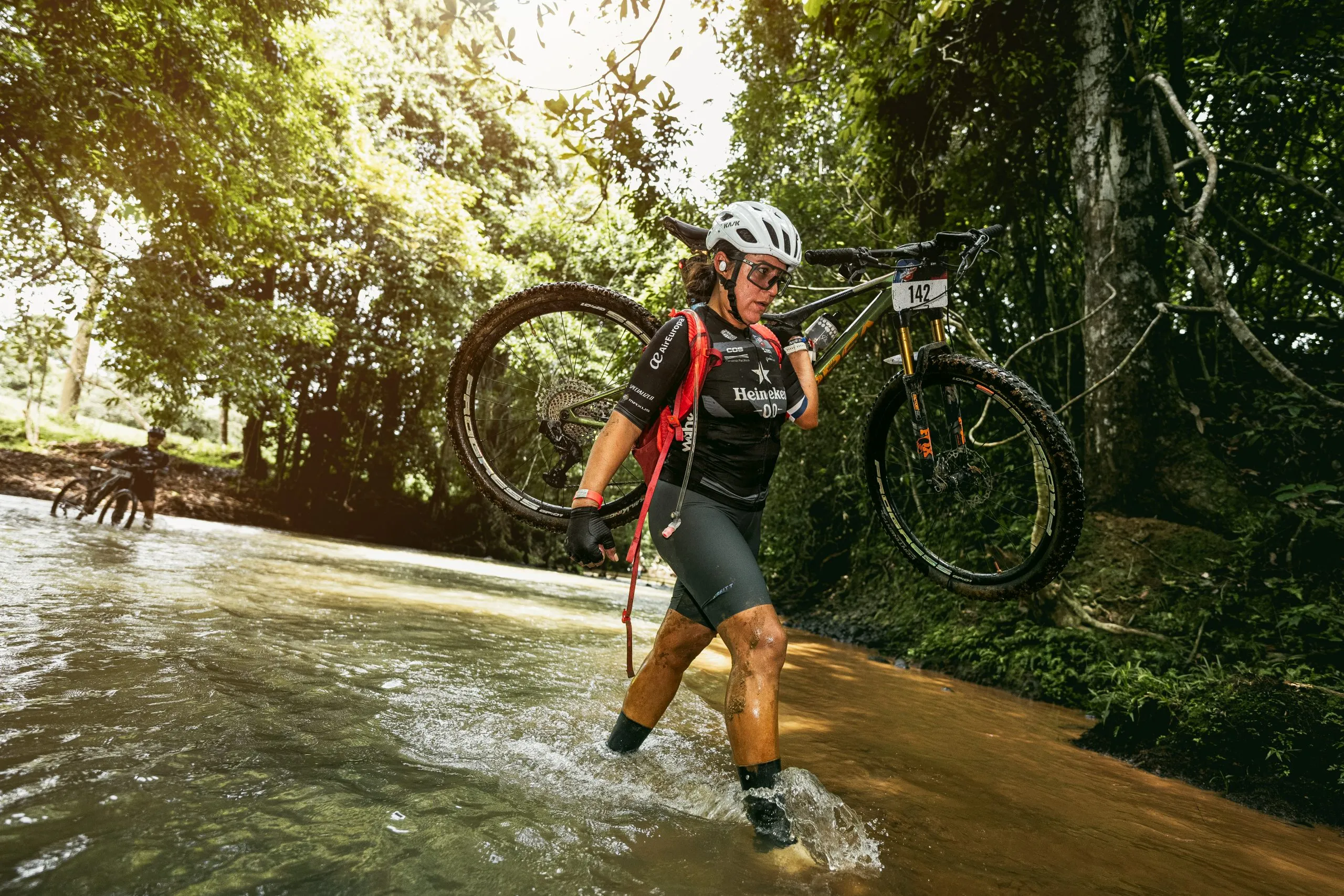 Cruce Del Istmo participant crossing a stream